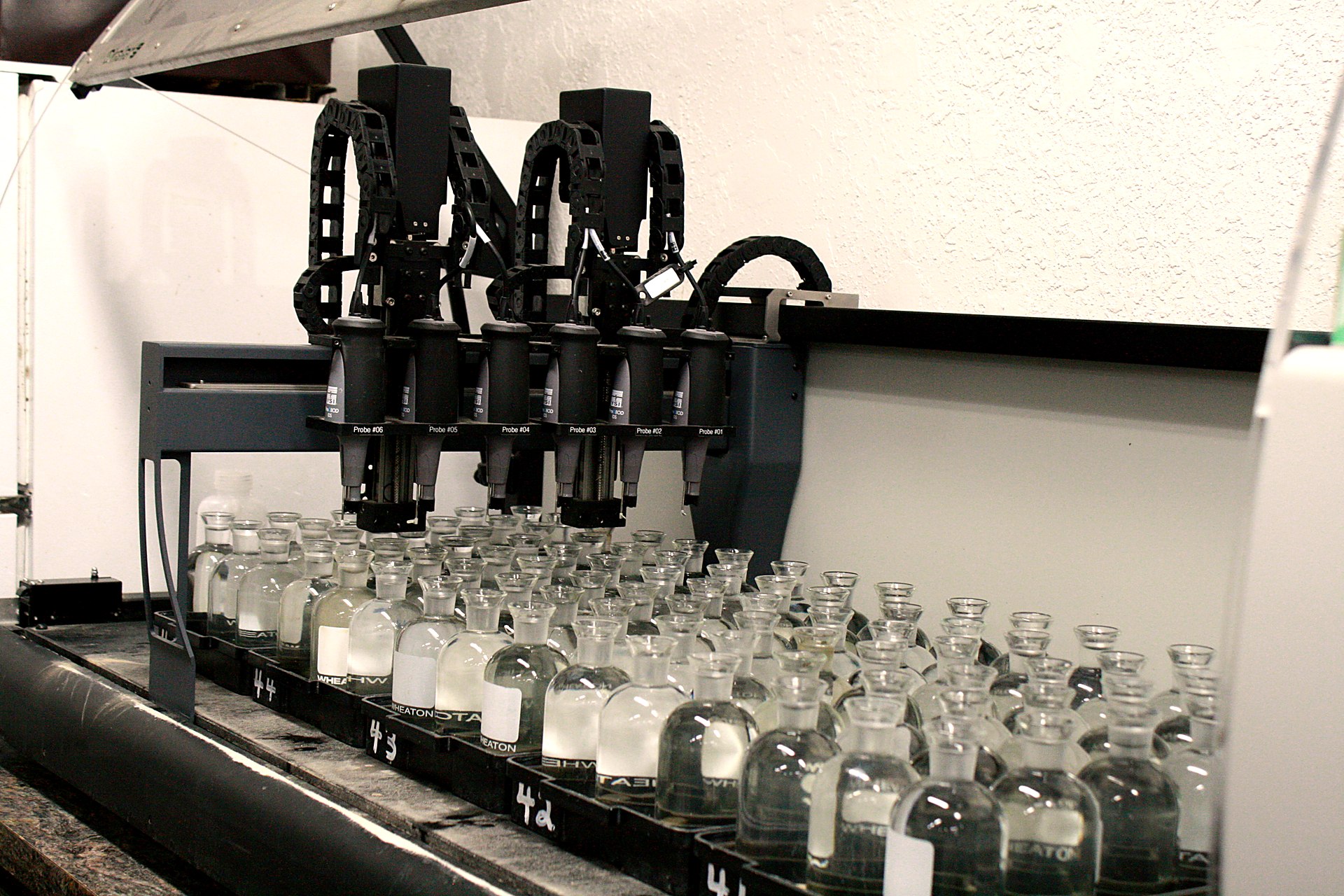 BOD analyzer with robotic dissolved oxygen probes
